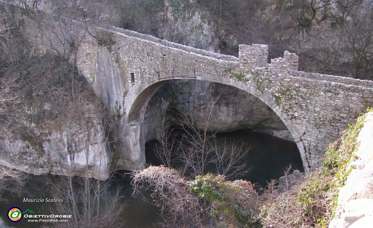 13 Faccio visita al vicino Ponte Attone....JPG